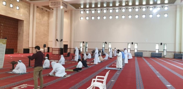 شاهد .. توافد المصلين لاداء صلاة الظهر في البحرين بعد استئنافها