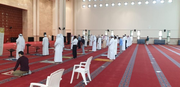 شاهد .. توافد المصلين لاداء صلاة الظهر في البحرين بعد استئنافها