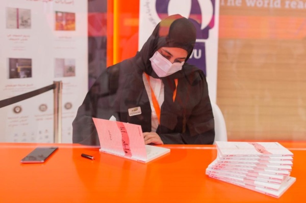 27 كاتباً وأديباً يوقعون جديد إصداراتهم في أولى أيام "الشارقة الدولي للكتاب"