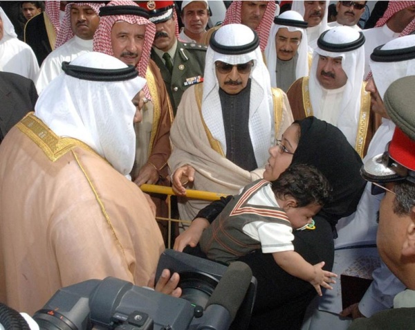 بالصور | خليفة بن سلمان مسيرة نصف قرن من العطاء المتواصل في بناء البحرين