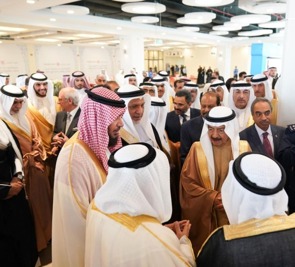 بالصور | خليفة بن سلمان مسيرة نصف قرن من العطاء المتواصل في بناء البحرين