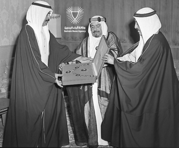 بالصور | خليفة بن سلمان مسيرة نصف قرن من العطاء المتواصل في بناء البحرين