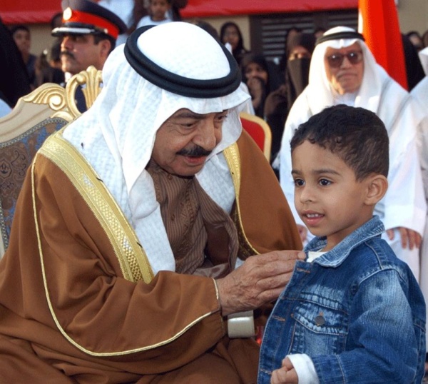 بالصور | خليفة بن سلمان مسيرة نصف قرن من العطاء المتواصل في بناء البحرين