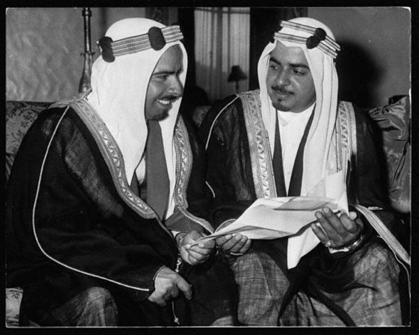 بالصور | خليفة بن سلمان مسيرة نصف قرن من العطاء المتواصل في بناء البحرين