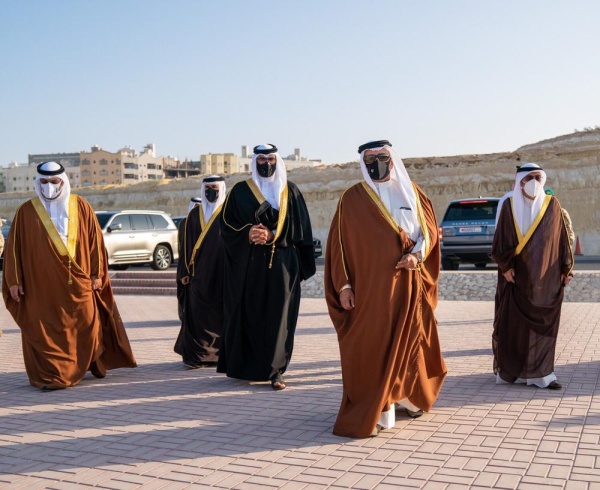 بالفيديو والصور | سمو ولي العهد رئيس الوزراء يحضر مراسم دفن جثمان فقيد الوطن خليفة بن سلمان