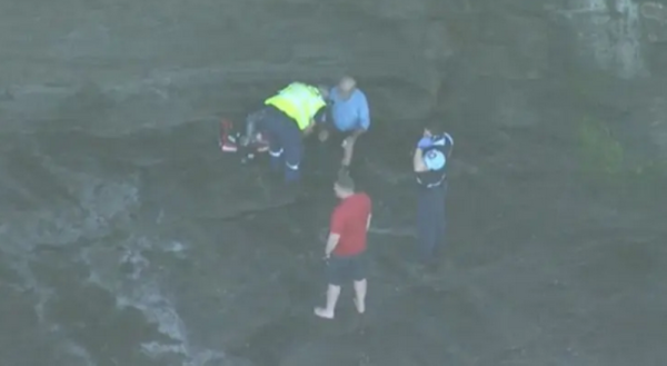 تسعيني يتعرض لحادث خلال القفز بالمظلة.. وينجو برضوض فقط