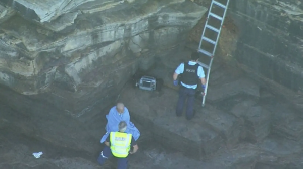 تسعيني يتعرض لحادث خلال القفز بالمظلة.. وينجو برضوض فقط