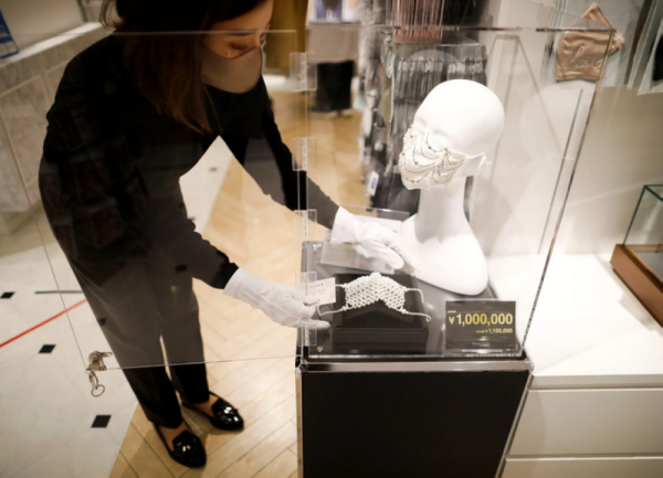 كمامات من الألماس واللؤلؤ.. اليابان تحارب كورونا بالفخامة