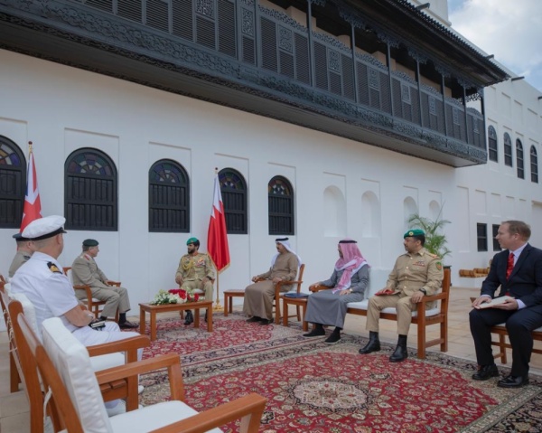 ناصر بن حمد يستقبل رئيس أركان القوات المسلحة البريطانية