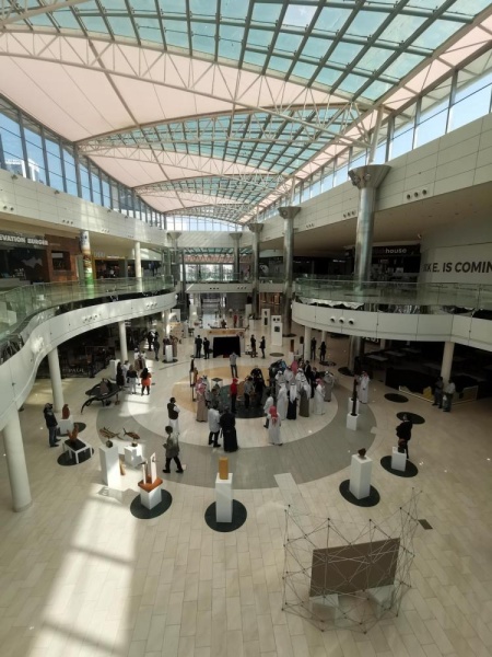 بالصور.. "معرض المنحوتات الخشبية " في مجمع السيف