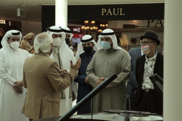 بالصور.. "معرض المنحوتات الخشبية " في مجمع السيف