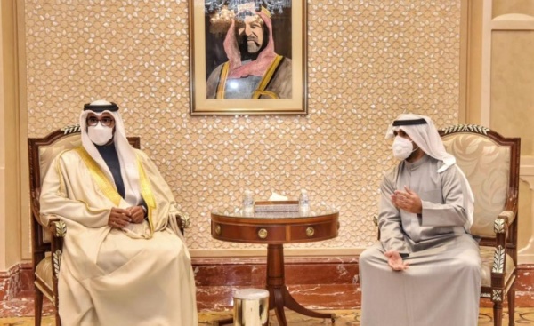 الشيخ عيسى بن سلمان بن حمد ينقل تعازي جلالة الملك المفدى وولي العهد رئيس مجلس الوزراء بوفاة الشيخ ناصر صباح الأحمد الصباح