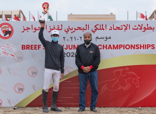 بالصور.. معيوف الرميحي يكسب الرهان ويخطف لقب المسابقة الكبرى لقفز الحواجز