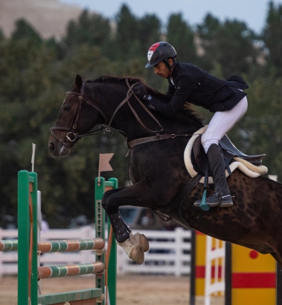 بالصور.. معيوف الرميحي يكسب الرهان ويخطف لقب المسابقة الكبرى لقفز الحواجز