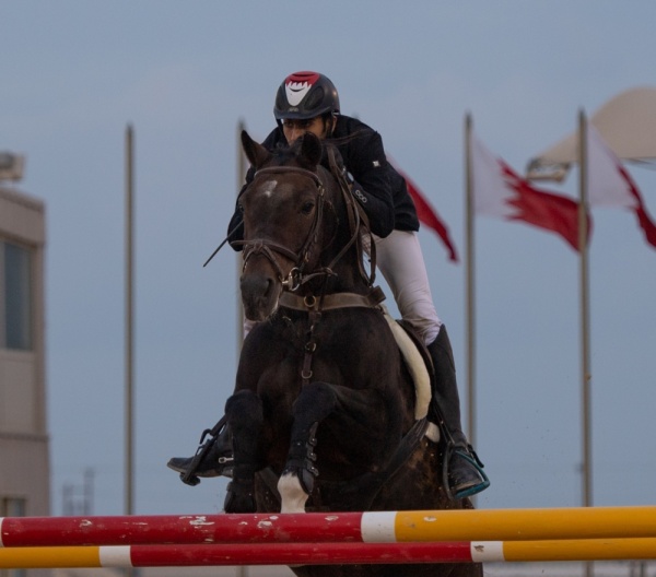 بالصور.. معيوف الرميحي يكسب الرهان ويخطف لقب المسابقة الكبرى لقفز الحواجز