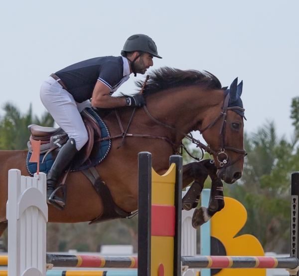 بالصور.. معيوف الرميحي يكسب الرهان ويخطف لقب المسابقة الكبرى لقفز الحواجز