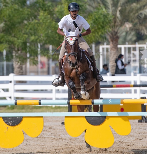 بالصور.. معيوف الرميحي يكسب الرهان ويخطف لقب المسابقة الكبرى لقفز الحواجز