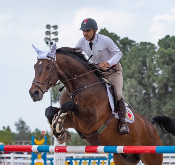 بالصور.. معيوف الرميحي يكسب الرهان ويخطف لقب المسابقة الكبرى لقفز الحواجز