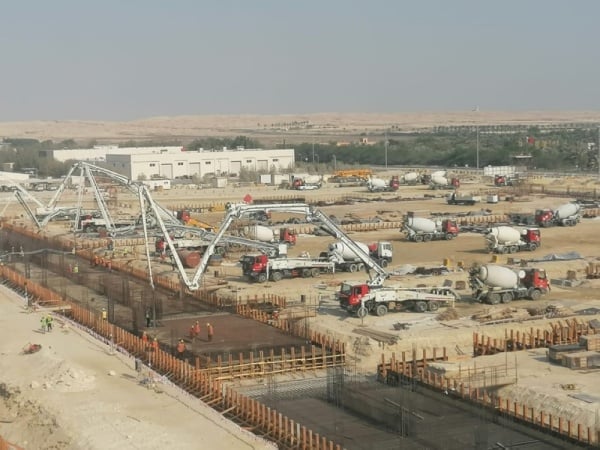 بالصور.. واحدة من أكبر عمليات صب الخرسانة بيوم واحد في "مركز البحرين الدولي للمعارض الجديد"