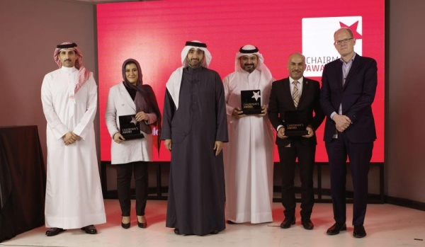 رئيس مجلس إدارة "بتلكو" يكرم الموظفين الفائزين بجائزة "Chairman’s Award"