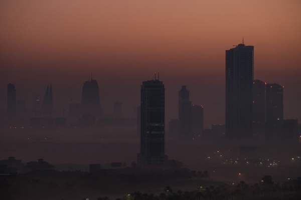 بالصور : الضباب الكثيف يغطي سماء العاصمة المنامة صباح اليوم