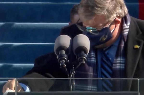 تنصيب بايدن.. رجل التعقيم يخطف الأضواء من الرئيس