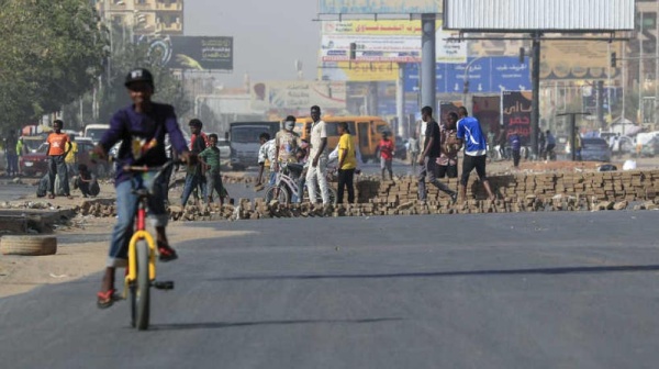 السودان.. تظاهرات وقطع طرق احتجاجا على تردي الأوضاع الاقتصادية