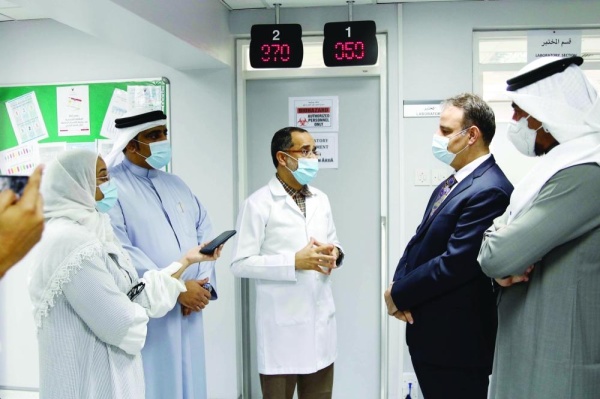 "الوطن" ترافق "التحقيق البرلمانية".. مرضى ومراجعون: نعاني تأخر صرف الأدوية وشراؤها يزيد العبء المالي