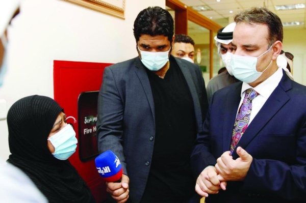 "الوطن" ترافق "التحقيق البرلمانية".. مرضى ومراجعون: نعاني تأخر صرف الأدوية وشراؤها يزيد العبء المالي