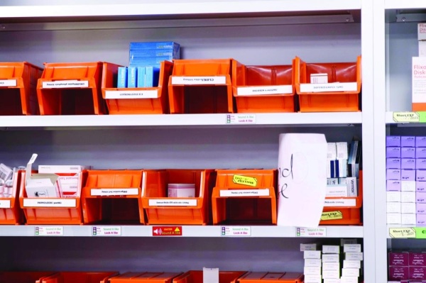 "الوطن" ترافق "التحقيق البرلمانية".. مرضى ومراجعون: نعاني تأخر صرف الأدوية وشراؤها يزيد العبء المالي