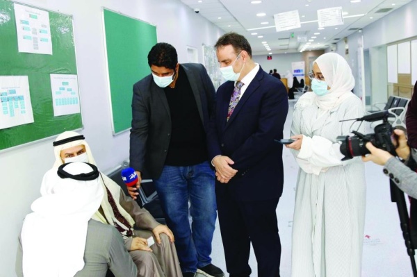 "الوطن" ترافق "التحقيق البرلمانية".. مرضى ومراجعون: نعاني تأخر صرف الأدوية وشراؤها يزيد العبء المالي