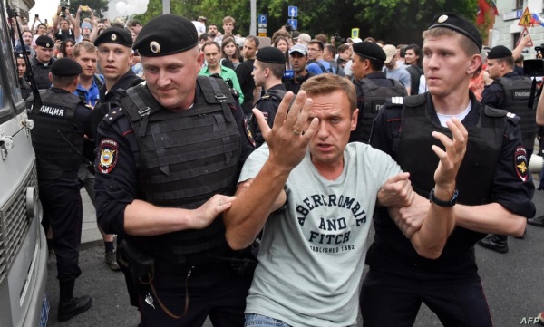 نافالني يقول إن محاكمته ترمي إلى "إخافة الملايين" من الروس