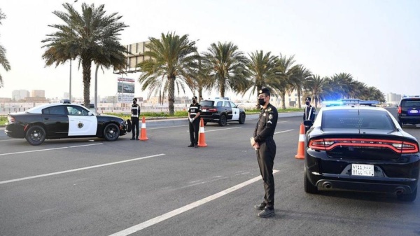 شرطة الرياض: القبض على شخصين استوليا على مركبة شخص تحت تهديد السلاح