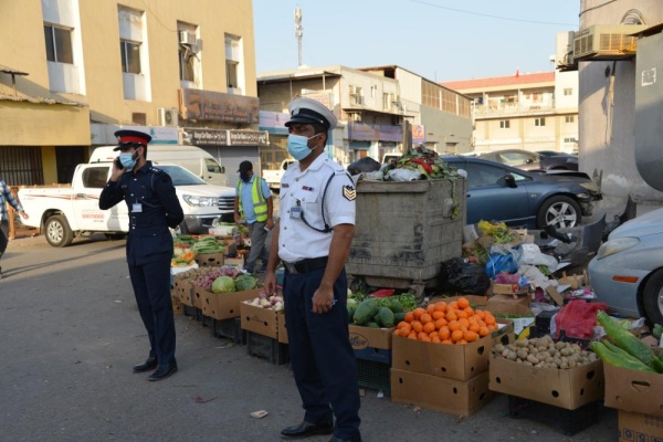 "الصناعة" تنفذ حملات تفتيشية لرصد الباعة الجائلين في جميع محافظات البحرين