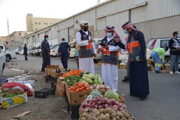 "الصناعة" تنفذ حملات تفتيشية لرصد الباعة الجائلين في جميع محافظات البحرين