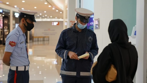 بالصور.. 43834 مخالفة عدم لبس الكمامة في البحرين