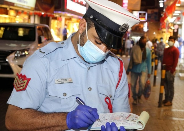بالصور.. 43834 مخالفة عدم لبس الكمامة في البحرين