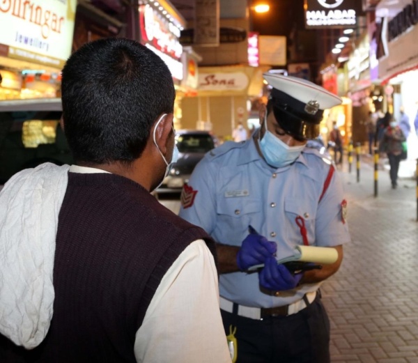 بالصور.. 43834 مخالفة عدم لبس الكمامة في البحرين