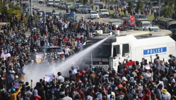 شرطة ميانمار تواجه متظاهرين ضد الانقلاب بـ"المطاطي"