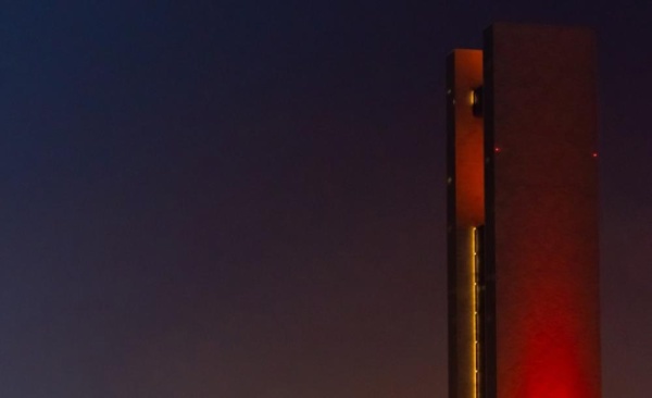 احتفاء بمسبار الأمل.. عدد من مباني ومرافق المملكة تكتسي باللون الأحمر