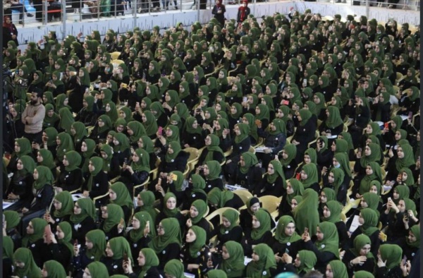 بالصور.. تتويج 1357 فتاة بـ&laquo;التاج الذهبي&raquo; تكريماً لارتدائهن الحجاب بمحافظة حلبجة العراقية