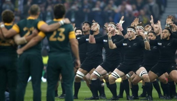 الهاكا وزهرة الخشخاش.. عادات ثقافية عرفناها من الملاعب