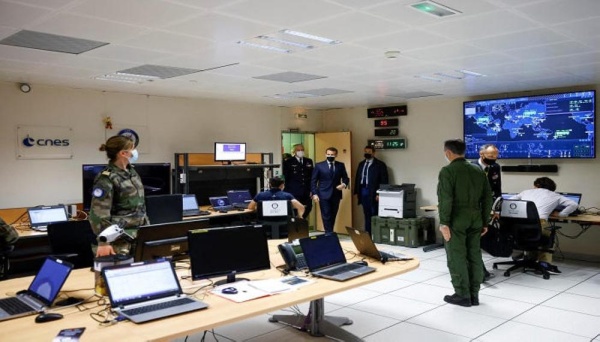 ماكرون يشارك بأول مناورات فرنسية في الفضاء