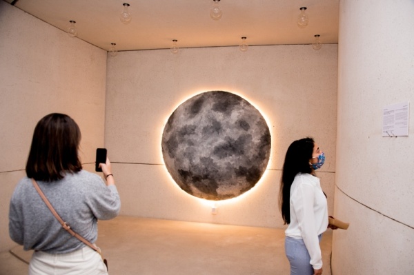 "الطعام ثقافة" يستضيف خبيرة التغذية تابي لتز والفنانة مي حجيري