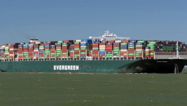 رئيس قناة السويس: "إيفر جيفن" لن تغادر إلا بعد انتهاء التحقيقات