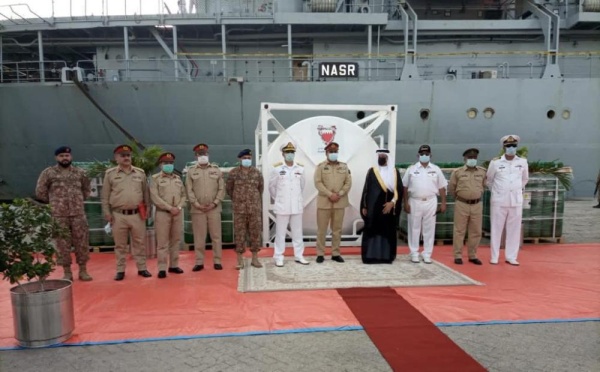 تسليم شحنة معدات طبية وأكسجين مقدمة من البحرين إلى باكستان