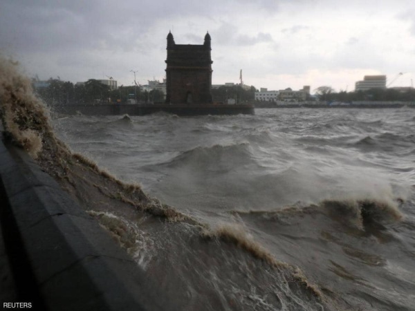 الهند.. تمشط البحر بعد غرق سفينة وانحراف أخرى بسبب إعصار