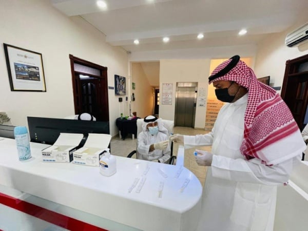 محافظ الشمالية يتفقد سير العمل للإجراءات الصحية المعتمدة للموظفين عند دخولهم مبنى المحافظة