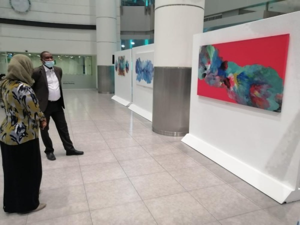 معرض تشكيلي للفنانة عايدة أحمد بالمرفأ