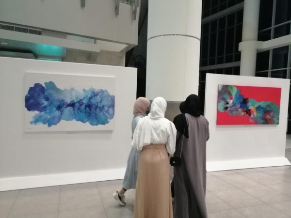 معرض تشكيلي للفنانة عايدة أحمد بالمرفأ